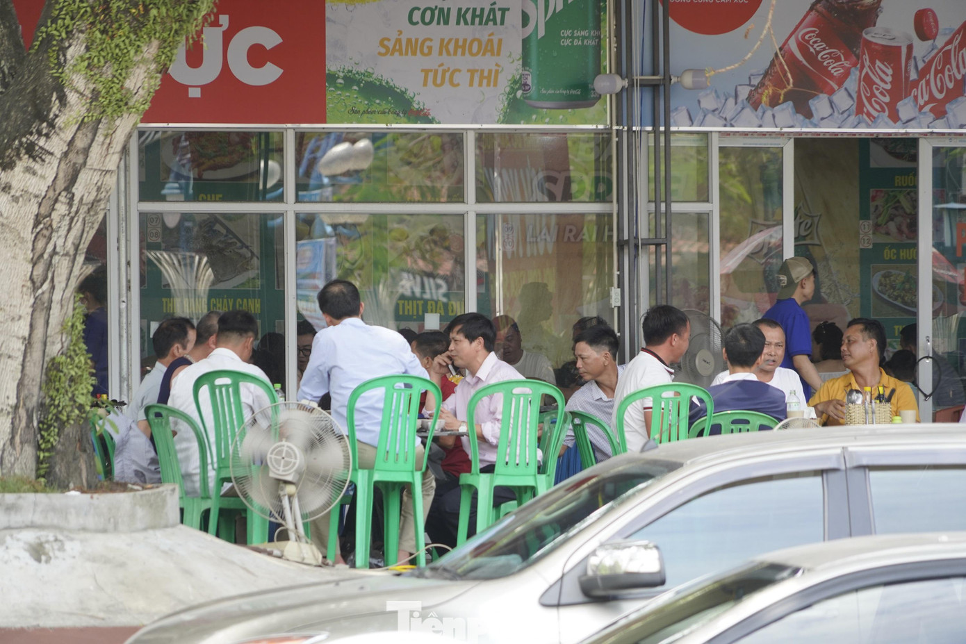 Nhiều đoàn chấp nhận ngồi bên ngoài không điều hòa dưới nắng nóng. Nhiều đoàn chấp nhận ngồi bên ngoài không điều hòa dưới nắng nóng.