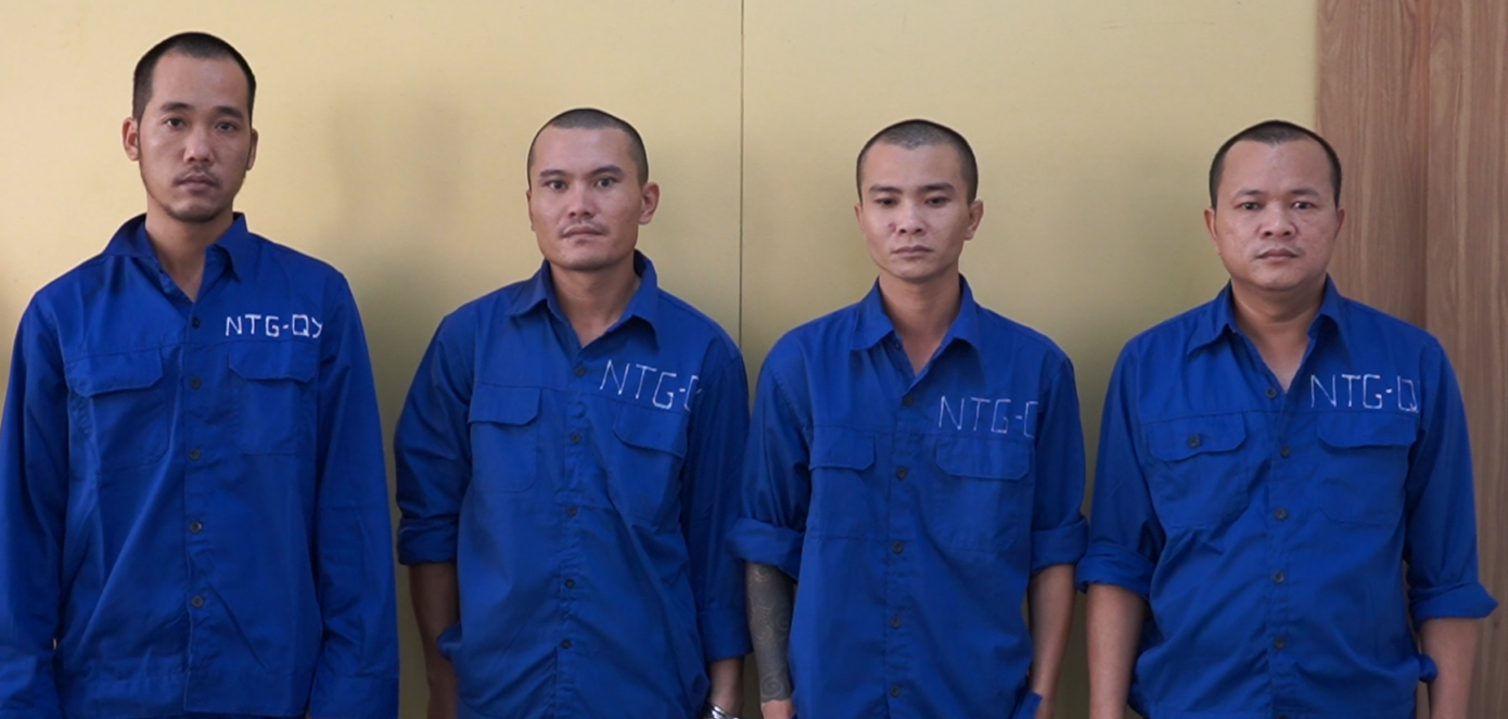 Đinh Văn Lực (ngoài cùng bên phải) cùng các đối tượng bị bắt giữ tại cơ quan Công an.