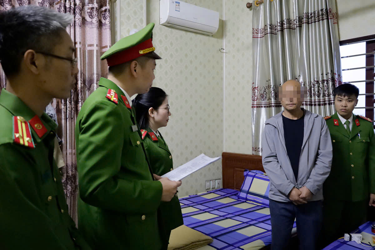 Lực lượng Công an TP Móng Cái, tỉnh Quảng Ninh đọc lệnh tạm giữ đối tượng liên kết để cướp tài sản của người phụ nữ.