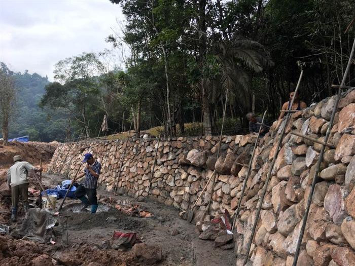 Được biết, dự án Trường quay phim cổ trang Việt Nam được UBND tỉnh Quảng Ninh giao Công ty CP Việt Nam Tinh Hoa làm chủ đầu tư theo quyết định 1885/QĐ-UBND ngày 27/8/2014. Ngày 8/7/2016, công ty này được Sở KHĐT Quảng Ninh cấp giấy chứng nhận đăng ký đầu tư dự án.