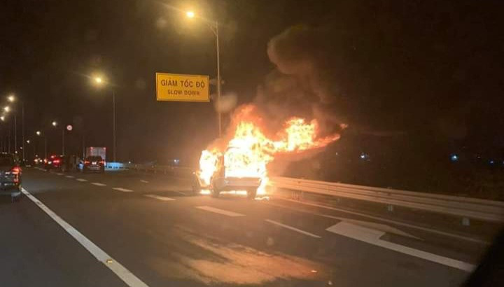 Chiếc xe Ranger Rover bốc cháy trên cao tốc Hạ Long - Hải Phòng. Chiếc xe Ranger Rover bốc cháy trên cao tốc Hạ Long - Hải Phòng.