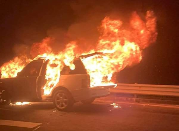 Chiếc xe bốc cháy rừng rực. Chiếc xe bốc cháy rừng rực.
