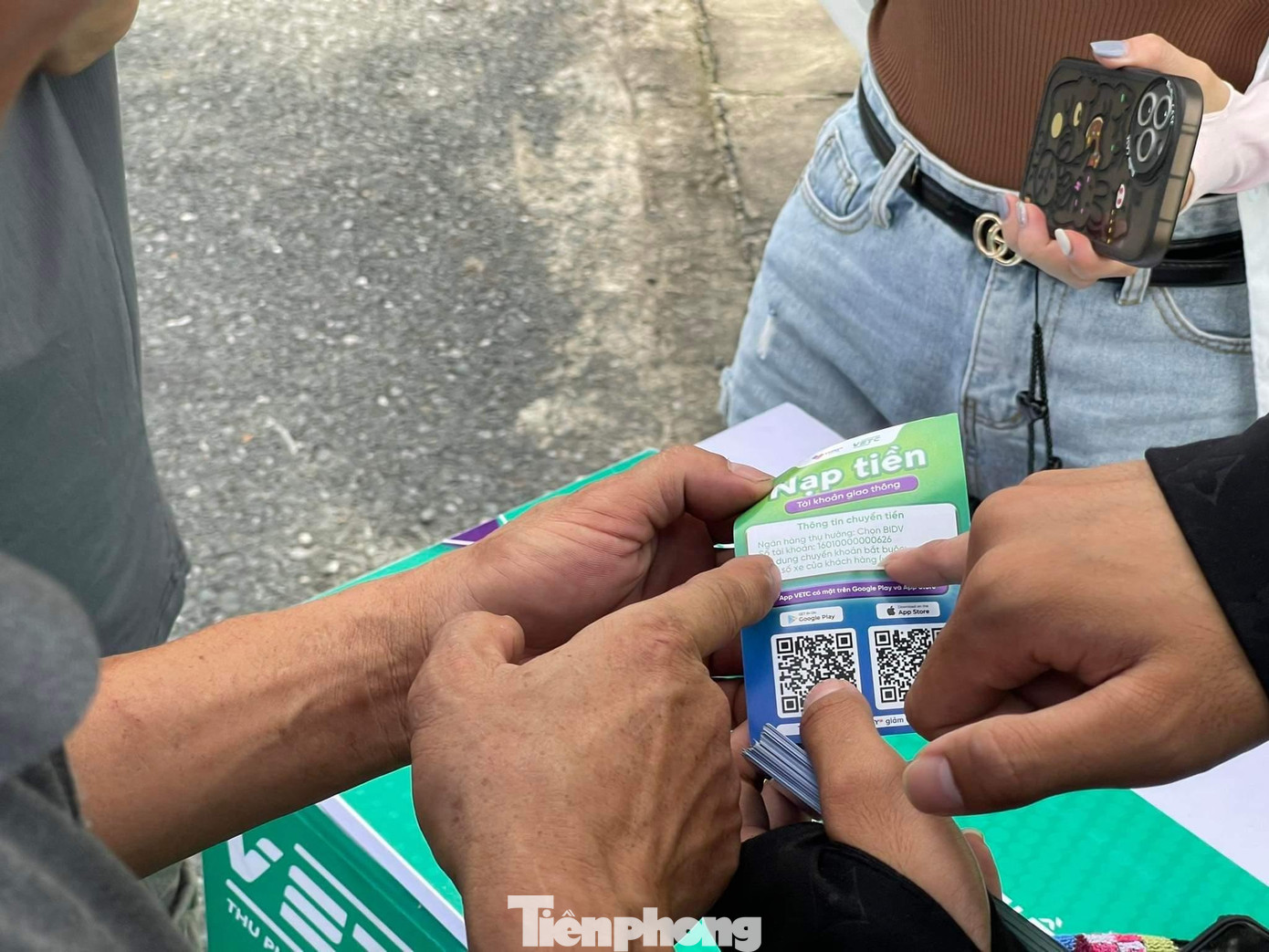 Đội ngũ nhân viên ETC hướng dẫn, giới thiệu cho chủ các phương tiện cách sử dụng và cách nạp tiền ETC.