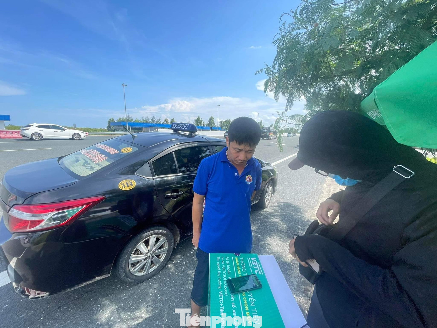 "Xe tôi bị bong thẻ nên phải dán lại mất phí 120 nghìn đồng. Với mật độ di chuyển qua lại liên tục giữa Quảng Ninh - Hải Phòng do tính chất công việc, tôi thấy việc dán thẻ ETC là rất cần thiết", anh H. V. H trú tại phường Hồng Gai, TP Hạ Long nói.