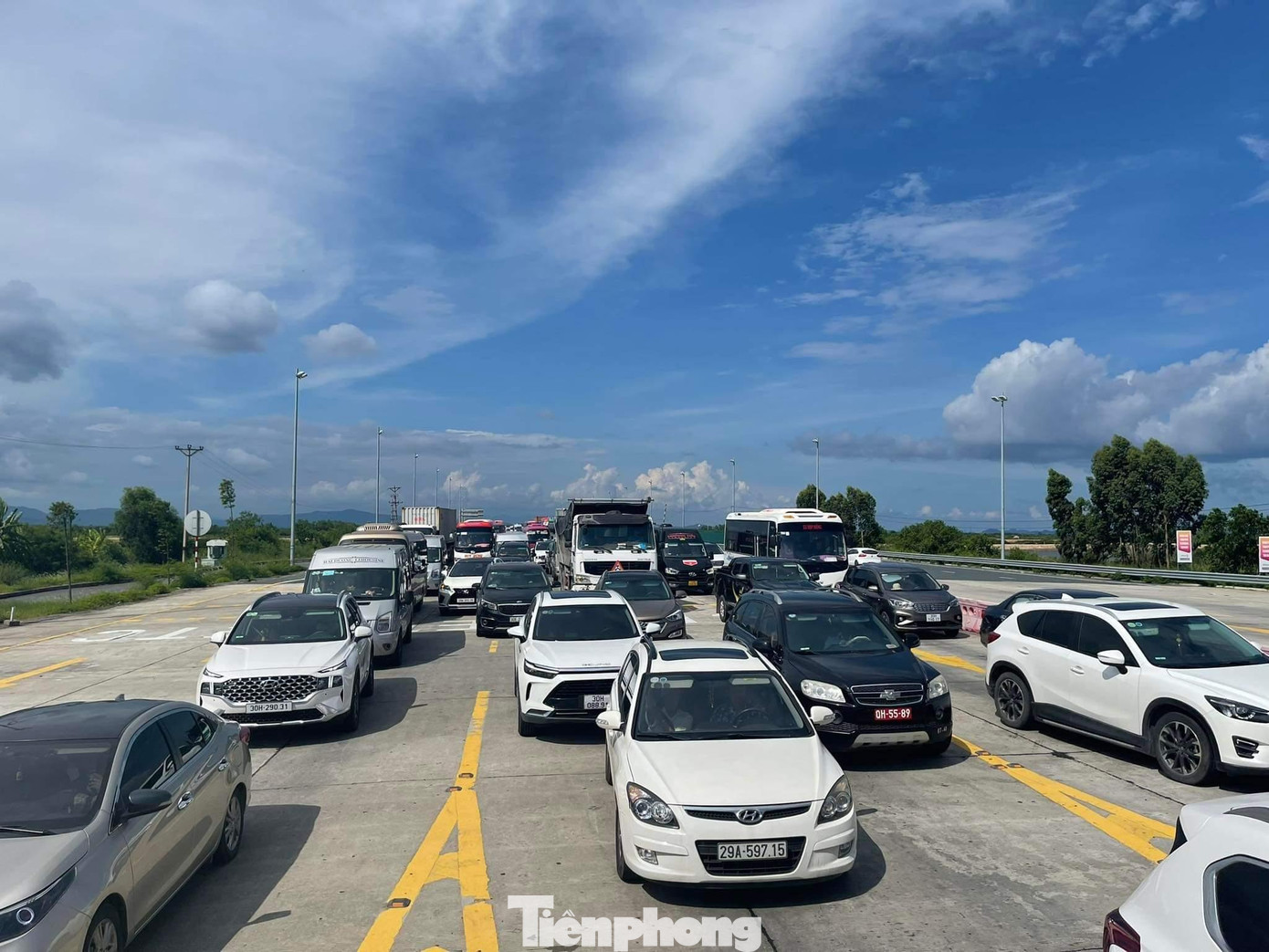 Mặc dù hơn 80% lưu lượng xe qua trạm cầu Bạch Đằng đều sử dụng làn ETC nhưng những ngày cuối tuần vẫn xảy ra hiện tượng ùn tắc cục bộ.