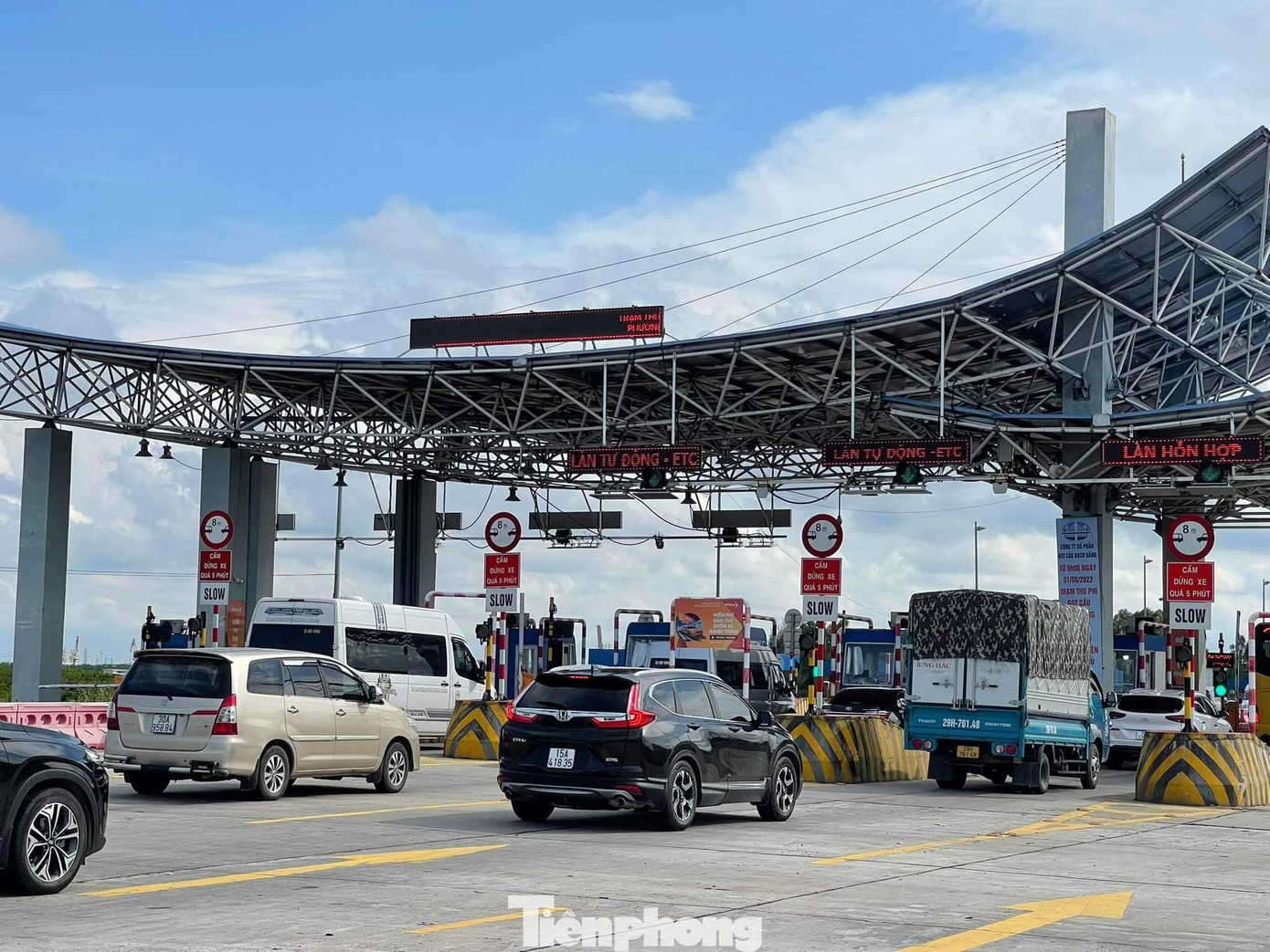 Hiện trên địa bàn tỉnh Quảng Ninh có 6 trạm thu phí BOT giao thông trên cao tốc gồm Cầu Bạch Đằng (cao tốc Hạ Long-Hải Phòng), cao tốc Hạ Long-Vân Đồn. Dự kiến trong quý 3/2022 sẽ có thêm bốn trạm thu phí nữa khi cao tốc Vân Đồn-Móng Cái hoàn thành và đưa vào khai thác, sử dụng.