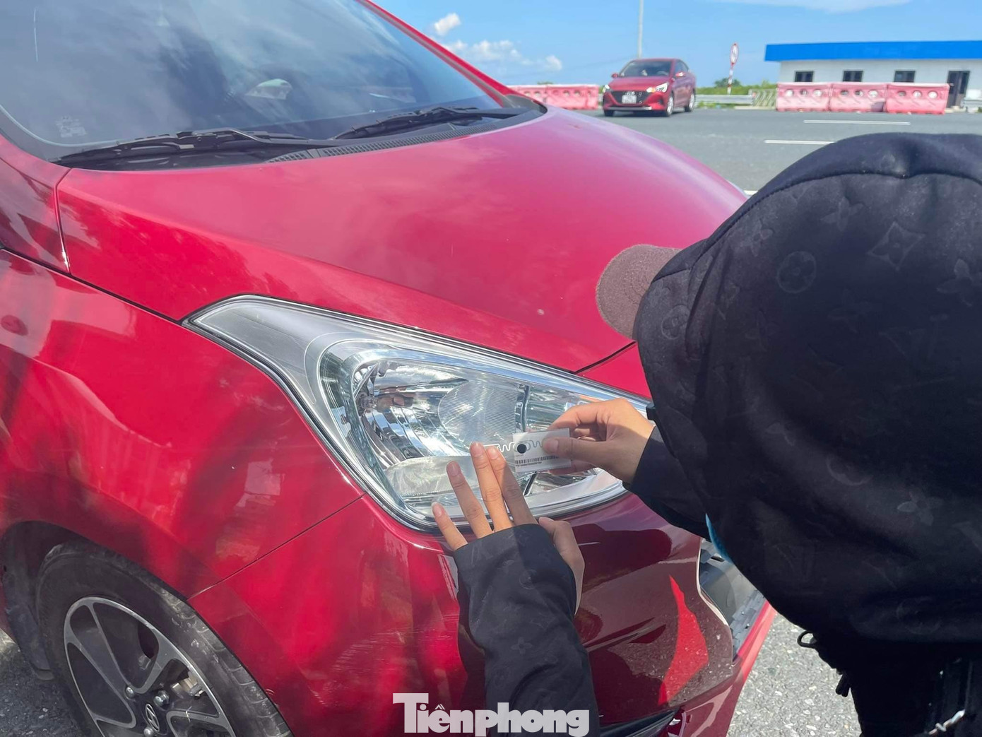 Tranh thủ trước giờ 'G', nhiều tài xế đã thực hiện dán thẻ ETC tại trạm thu phí cầu Bạch Đằng.