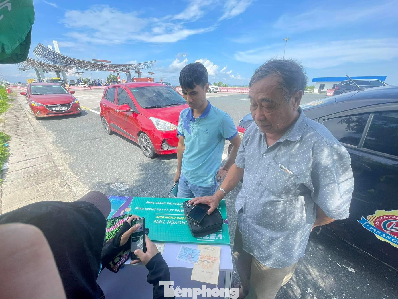 Nhiều người cũng tranh thủ nhờ nhân viên nạp thêm tiền hoặc dán lại thẻ do bong tróc.