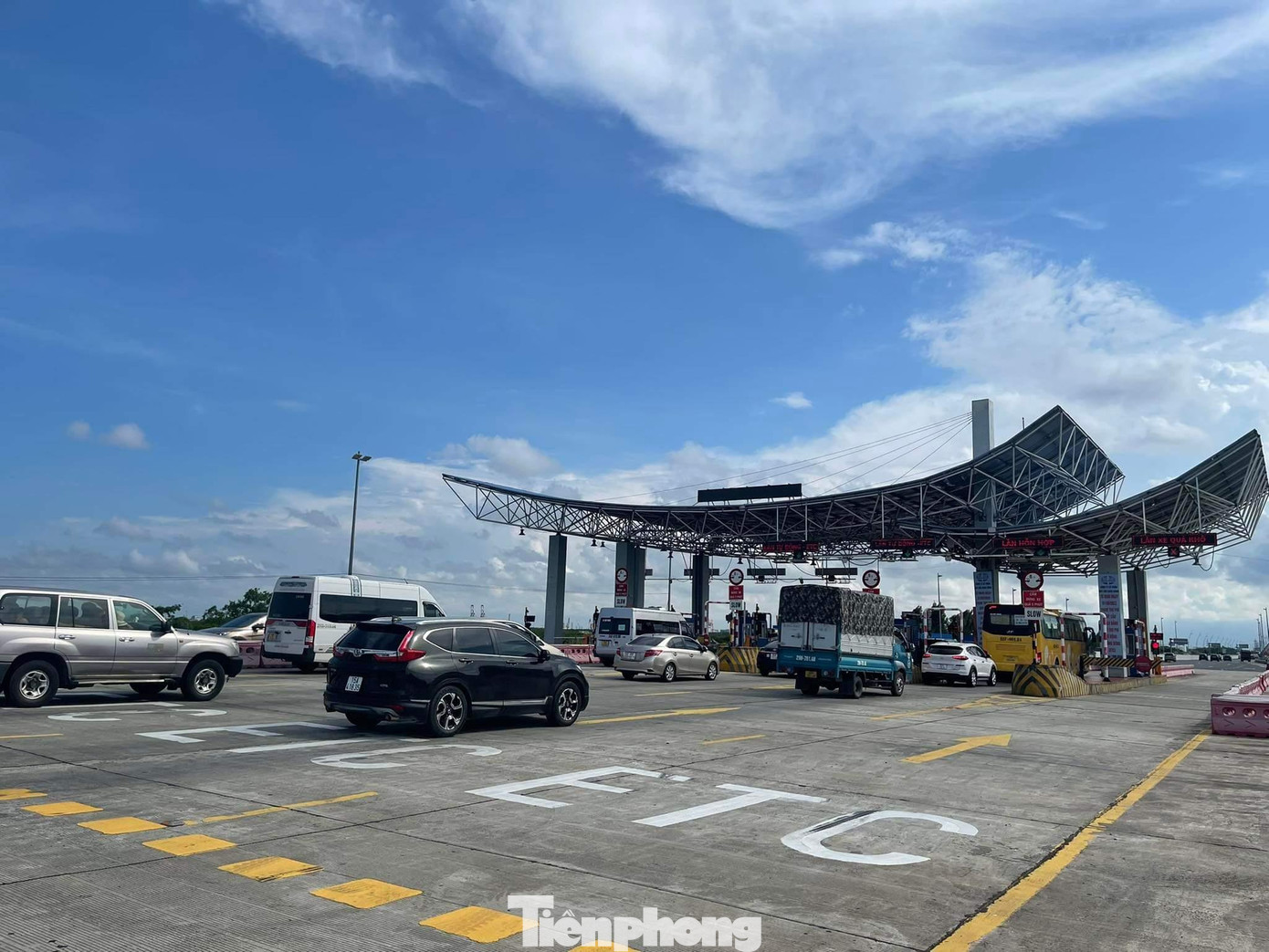 UBND tỉnh Quảng Ninh vừa có văn bản về việc triển khai thu phí không dừng và đẩy nhanh tiến độ dán thẻ định danh với xe ôtô để sử dụng dịch vụ thu phí theo hình thức điện tử không dừng.