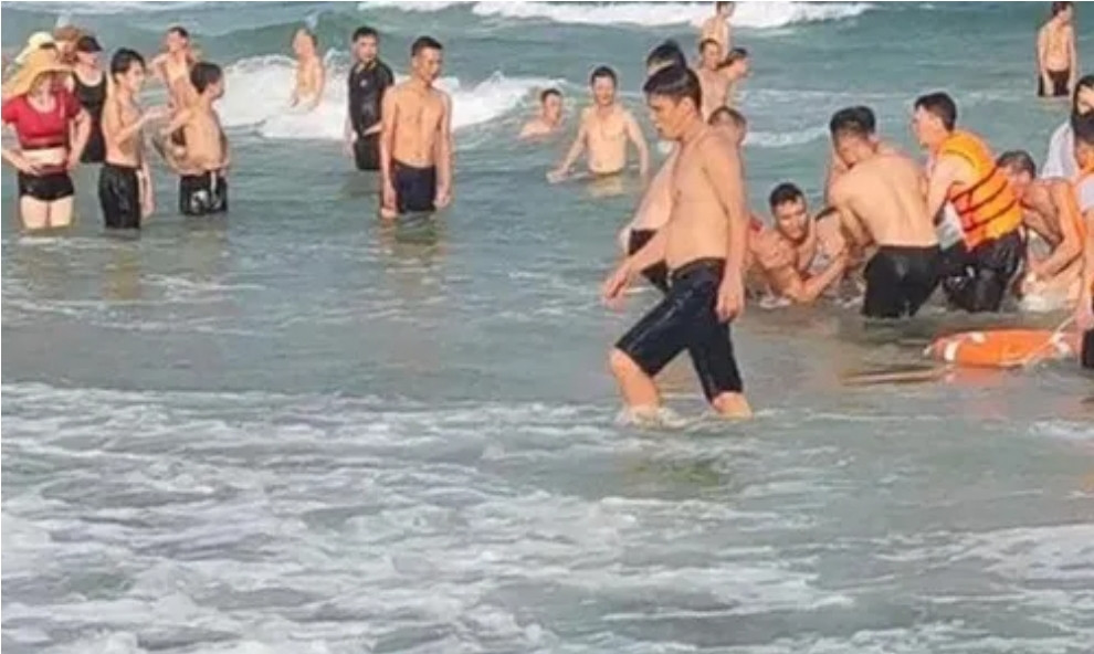 Du khách đuối nước được Đại úy công an và người dân ứng cứu. Du khách đuối nước được Đại úy công an và người dân ứng cứu.