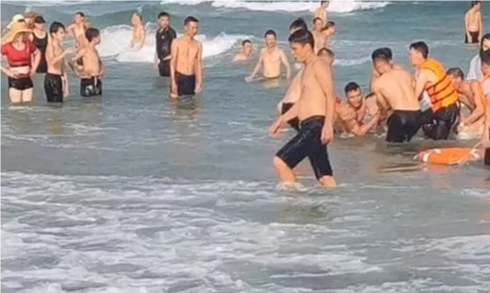Du khách đuối nước được Đại úy công an và người dân ứng cứu. Du khách đuối nước được Đại úy công an và người dân ứng cứu.