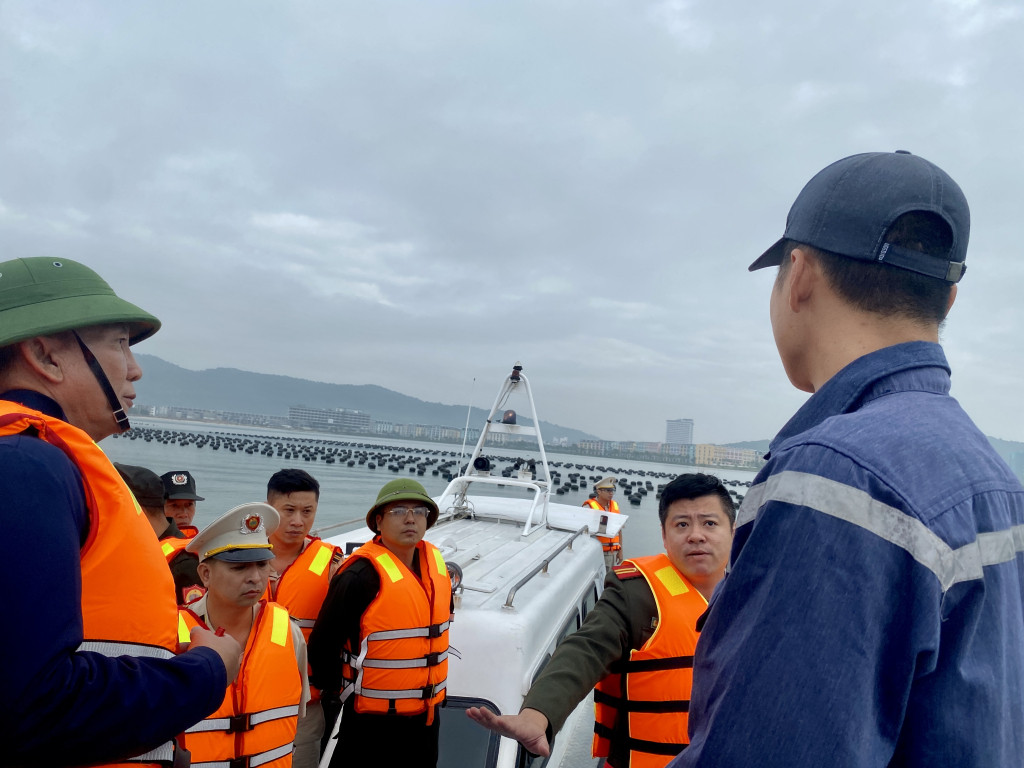 Lực lượng chức năng thông tin về các biện pháp cưỡng chế đối với người đại diện của Hợp tác xã Thuỷ sản Rồng Biển. Ảnh: H.N