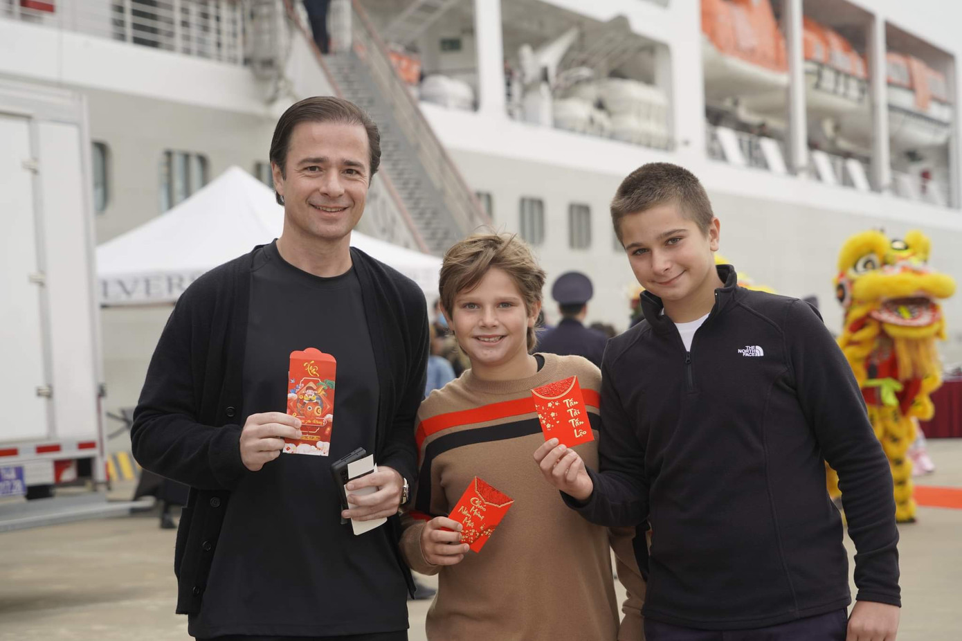 Nhiều du khách rất mừng rỡ và bất ngờ khi đây là lần đầu tiên được nhận lì xì mừng tuổi.