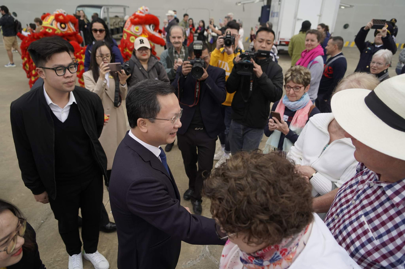 Trong hôm nay, có hơn 4.000 du khách tham quan vịnh Hạ Long, Sở Du lịch Quảng Ninh đã kết nối với những công ty lữ hành để tổ chức chương trình đón tiếp trong không khí hân hoan chào năm mới.