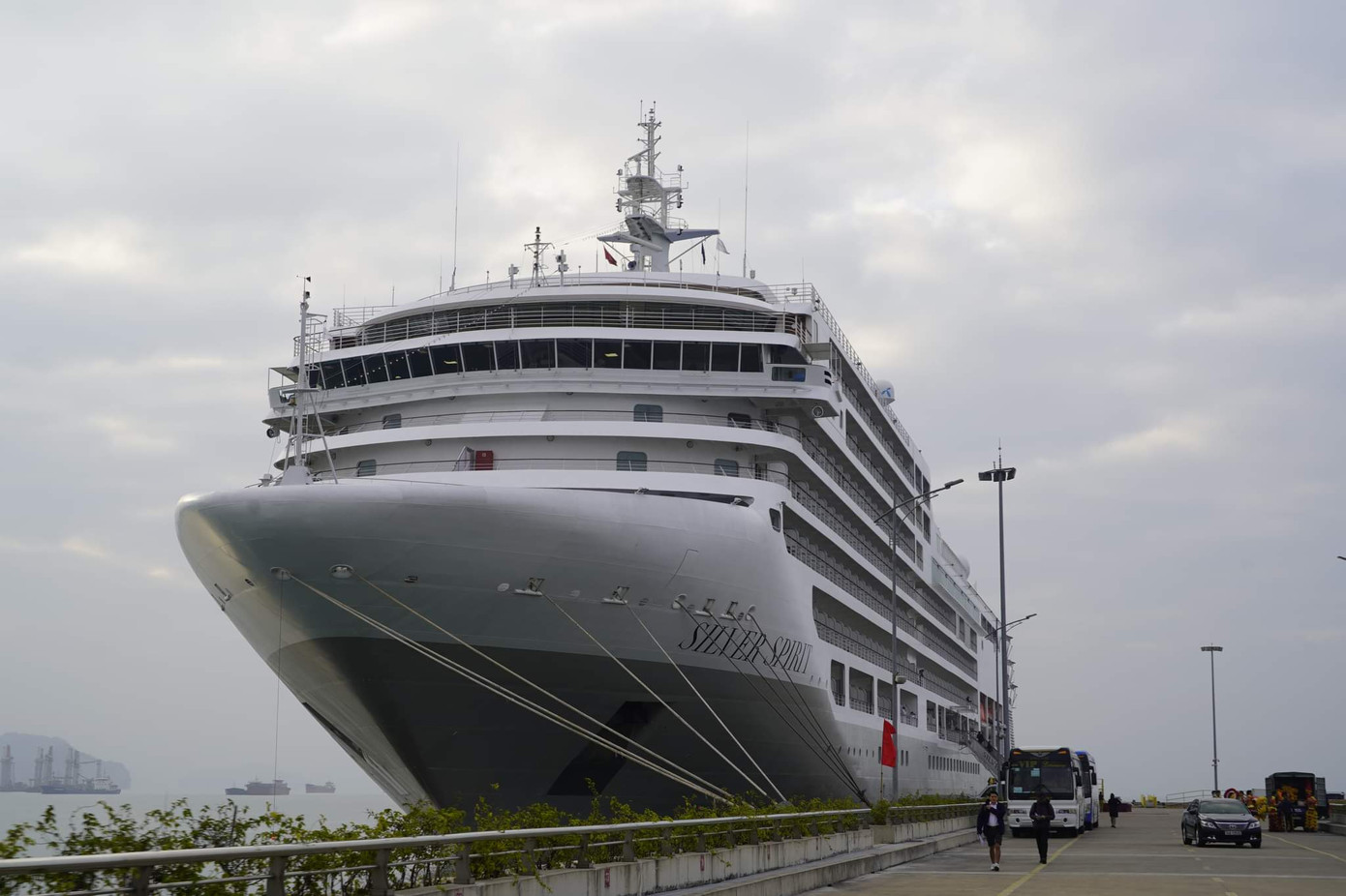 Sáng 22/1 (mùng 1 Tết Nguyên đán), đoàn khách khoảng 500 người đến từ các nước như Mỹ, Hồng Kông, Malaysia, Hàn Quốc đi trên du thuyền Silver Spirit đã cập bến tại Cảng tàu khách quốc tế Hạ Long.