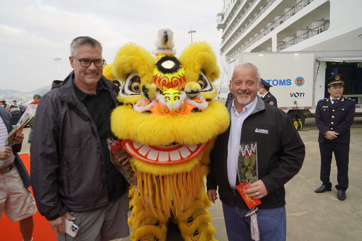 Giám đốc Sở Du lịch Quảng Ninh ông Phạm Ngọc Thuỷ cho biết, đoàn khách xông đất vịnh Hạ Long năm nay là những khách có điều kiện về kinh tế, họ đi du lịch ở Việt Nam dài ngày với hành trình từ Hạ Long kéo dài tới Kiên Giang