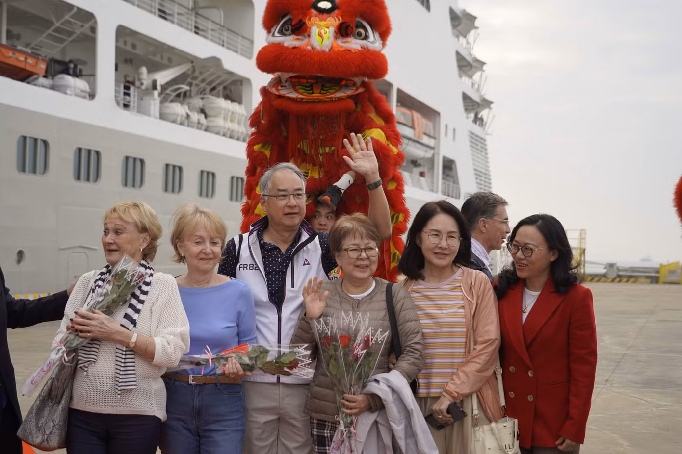 Đây cũng là đoàn khách xông đất vịnh Hạ Long trong năm Quý Mão. Đây cũng là đoàn khách xông đất vịnh Hạ Long trong năm Quý Mão.