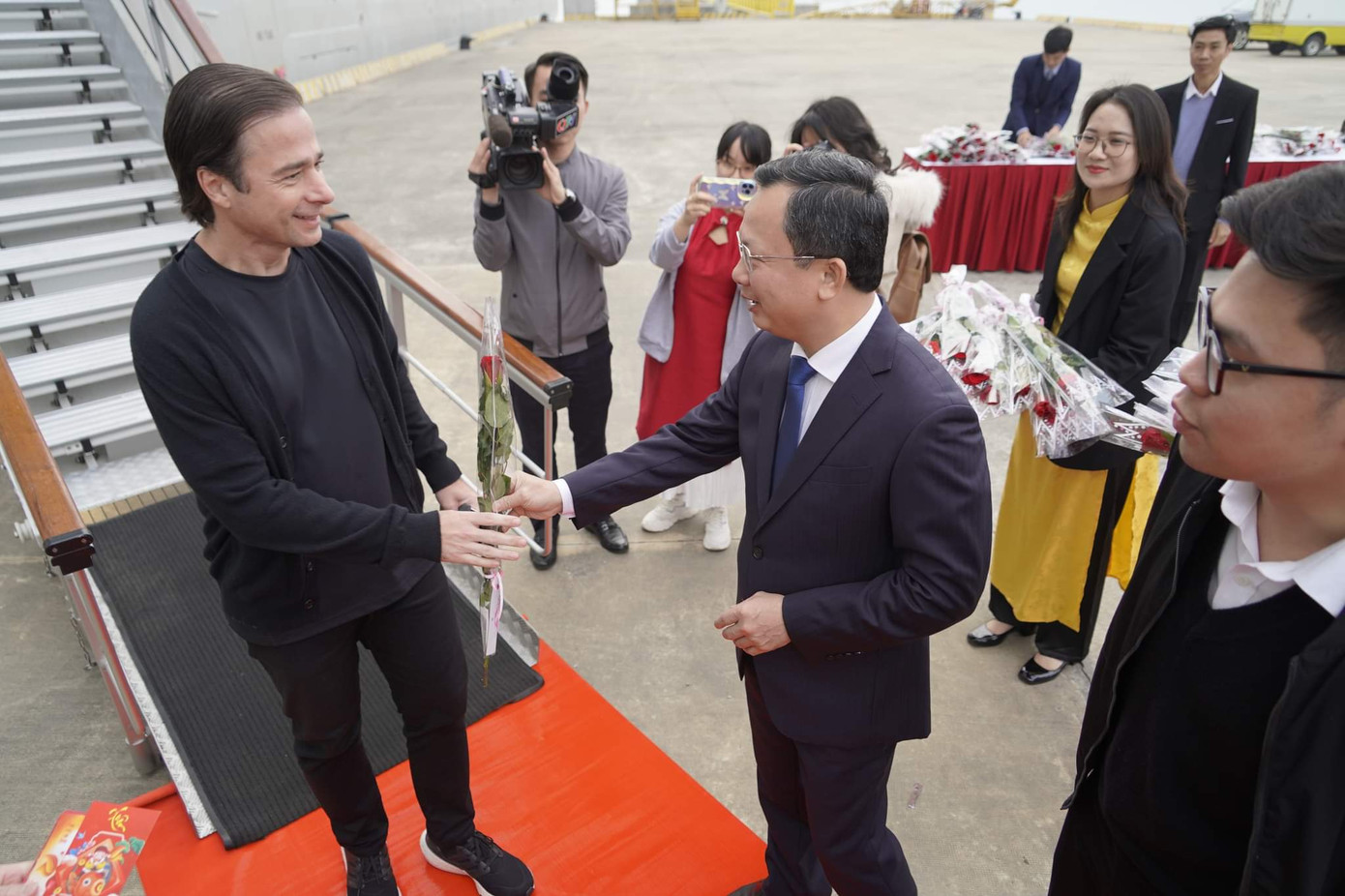 Tại khu vực cảng tàu, Quyền Chủ tịch UBND tỉnh Quảng Ninh ông Cao Tường Huy cùng lãnh đạo Sở Du lịch Quảng Ninh đã có mặt để tặng hoa và lì xì năm mới cho đoàn khách nước ngoài.