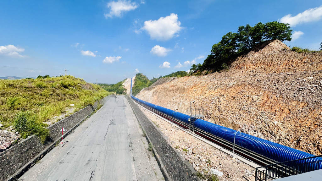 Tuyến băng tải dài nhất của TKV từng xây dựng. Ảnh: BQN.