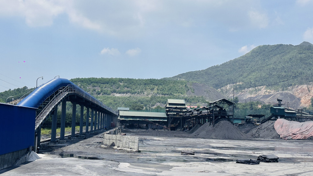 Tuyến băng tải bắt đầu từ mỏ Tràng Bạch (Cty Than Uông Bí). Ảnh: BQN.