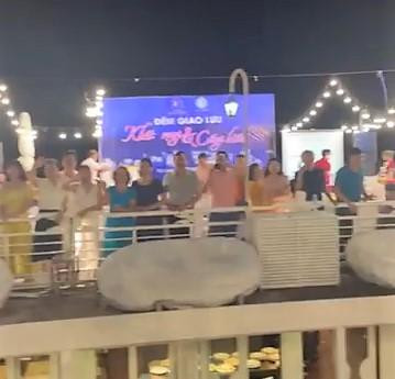 Một sân khấu hoành tráng được dựng lên tại du thuyền Âu Cơ 1 với dòng chữ "Đêm giao lưu khát vọng & cống hiến". Ảnh cắt từ clip. Một sân khấu hoành tráng được dựng lên tại du thuyền Âu Cơ 1 với dòng chữ "Đêm giao lưu khát vọng & cống hiến". Ảnh cắt từ clip.