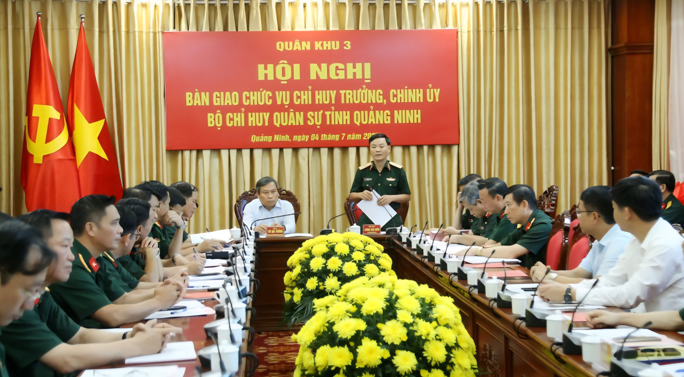 Thiếu tướng Lương Văn Kiểm, Tư lệnh Quân khu 3, phát biểu tại hội nghị.