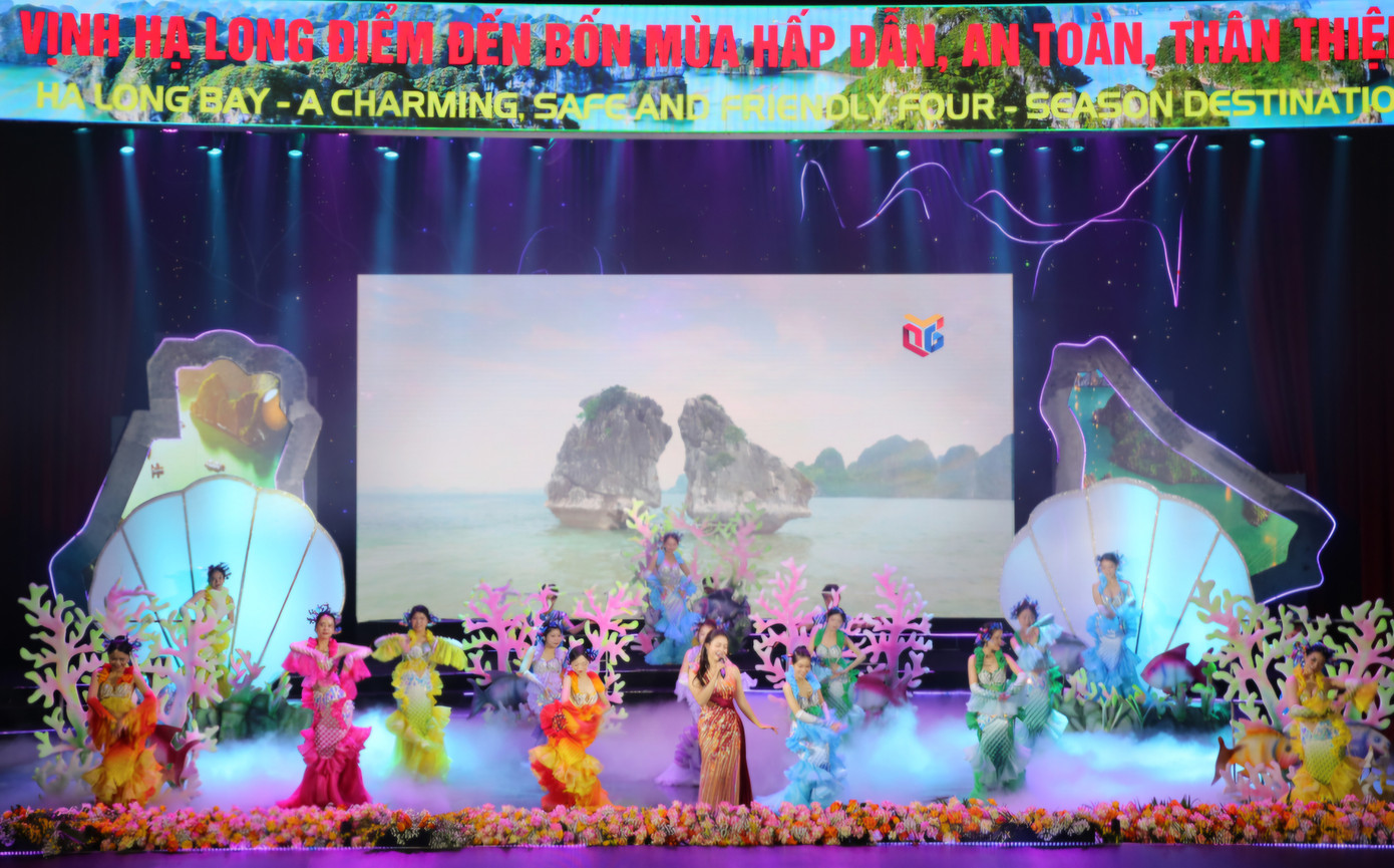 Các tiết mục văn nghệ tại lễ kỷ niệm 30 năm vịnh Hạ Long được công nhận là Di sản. Các tiết mục văn nghệ tại lễ kỷ niệm 30 năm vịnh Hạ Long được công nhận là Di sản.