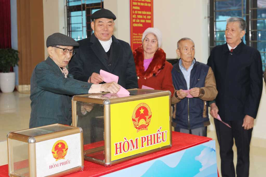 Cử tri tỉnh Quảng Ninh tiến hành bầu cử trưởng thôn, bản, khu phố nhiệm kỳ 2025-2027 Cử tri tỉnh Quảng Ninh tiến hành bầu cử trưởng thôn, bản, khu phố nhiệm kỳ 2025-2027