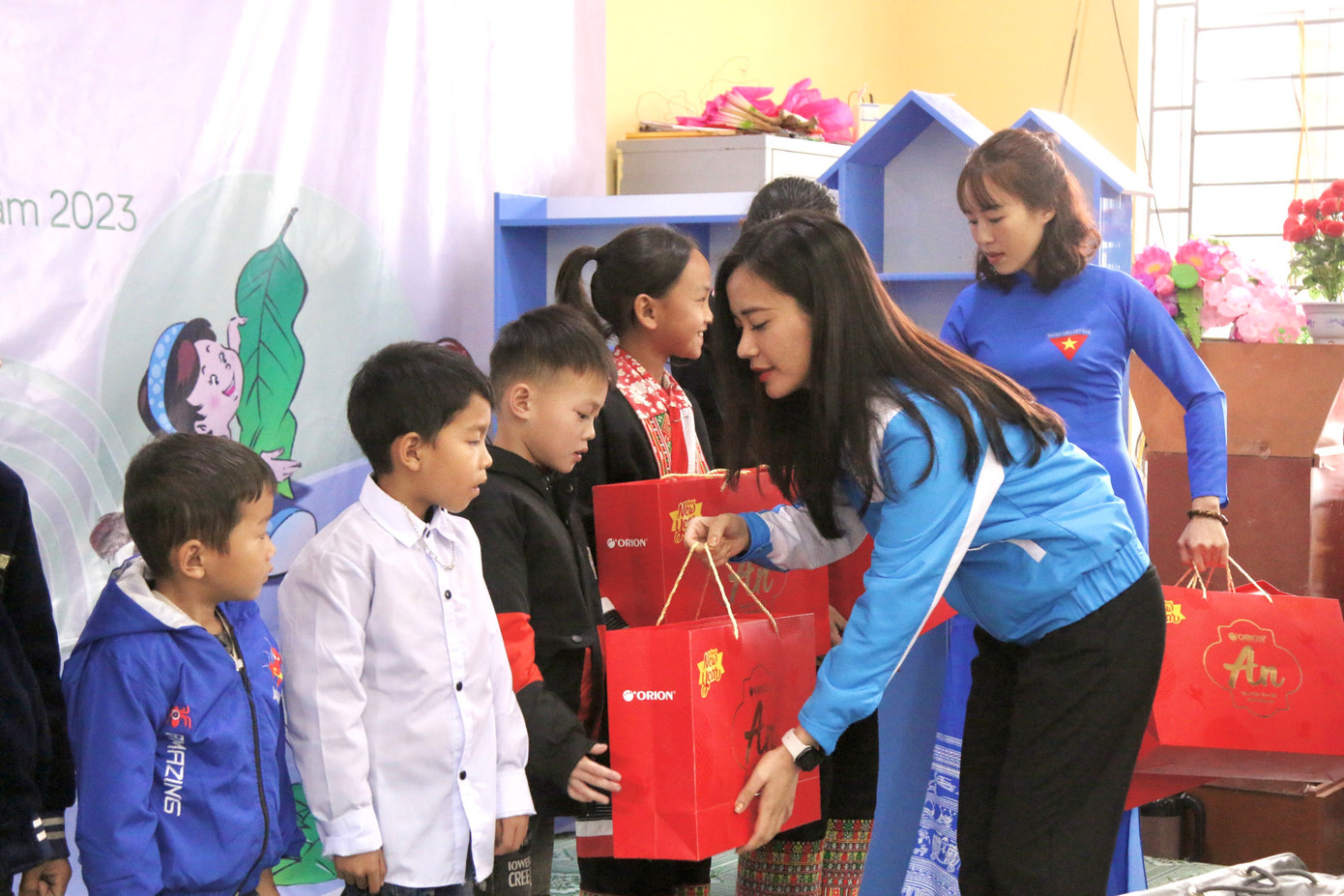 Tỉnh đoàn Quảng Ninh tặng quà Tết cho trẻ em có hoàn cảnh khó khăn dịp Tết 2024.