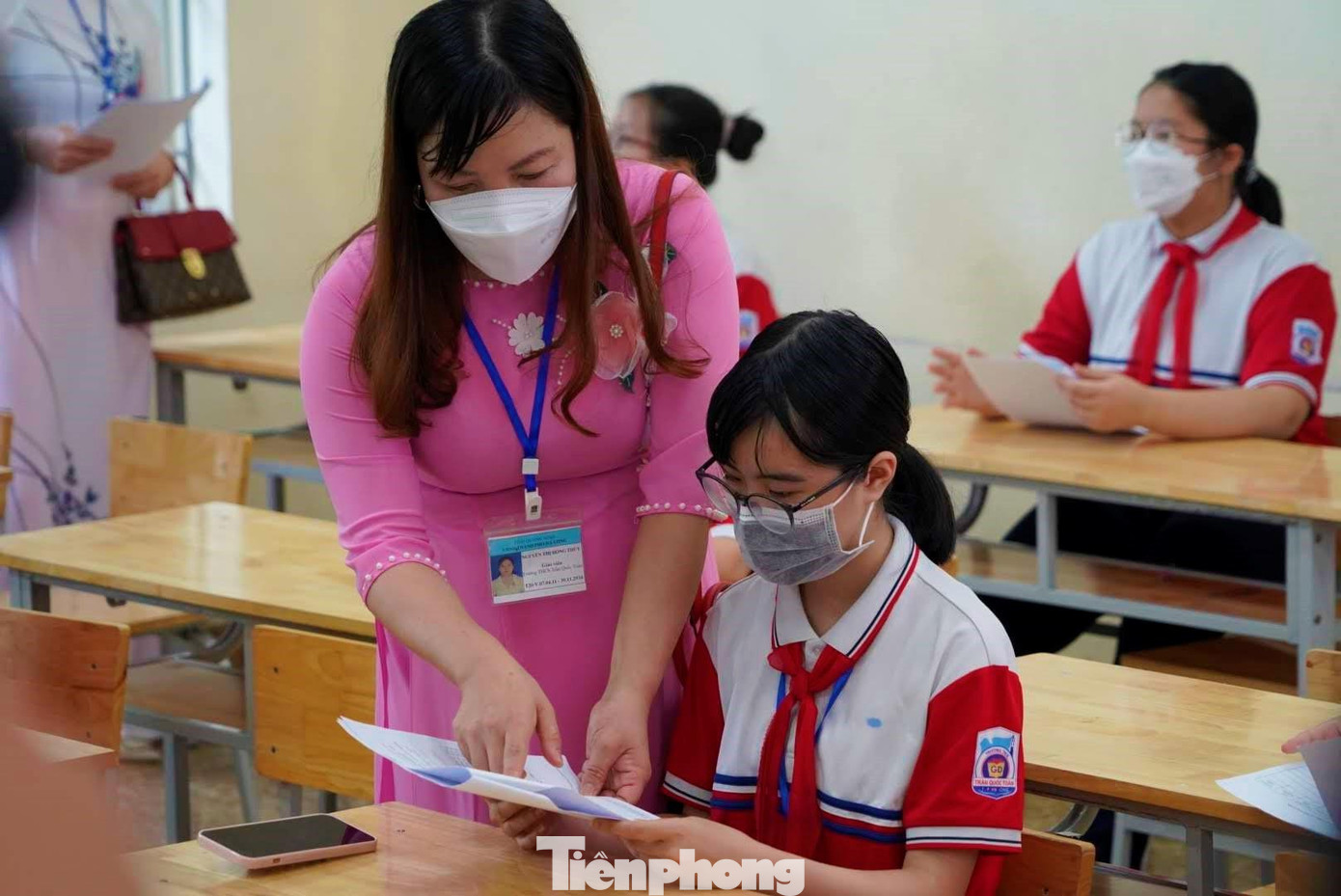 Các em được giáo viên và nhân viên y tế tư vấn, giải thích về vắc xin cũng như các phản ứng thông thường sau khi tiêm.