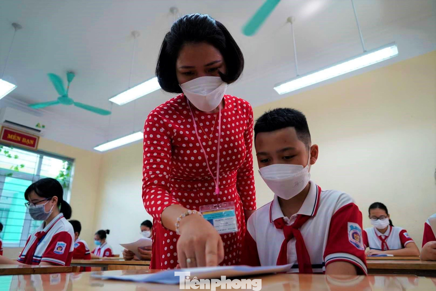 Các cô giáo hướng dẫn các em điền thông tin cá nhân.