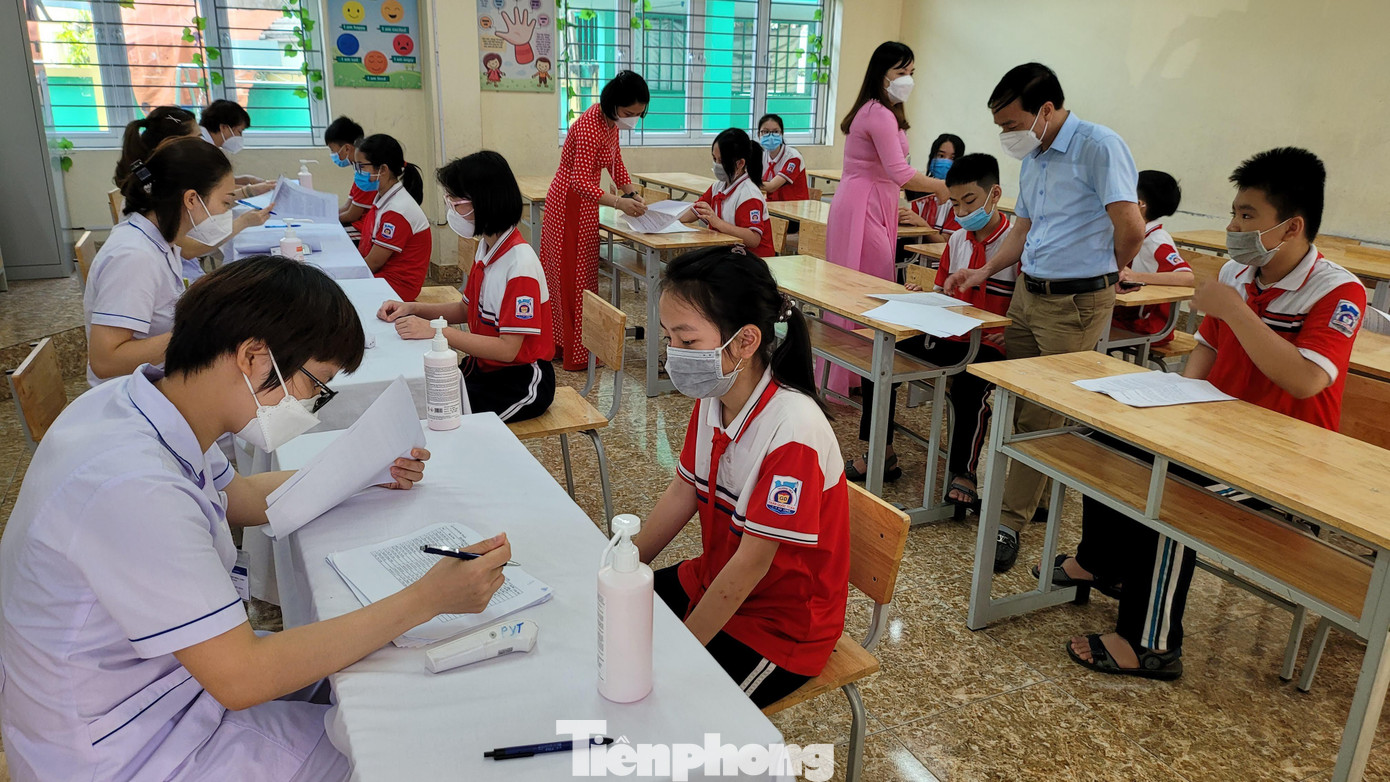 "Em rất vinh dự khi được lựa chọn là một trong những bạn đầu tiên cùng lứa tuổi được tiêm vắc xin. Có hơi hồi hộp nhưng khi được cô giáo và các cô y tá động viên, khích lệ thì em đã tự tin hơn nhiều", em Ngọc Anh, học sinh lớp 6 trường THCS Trần Quốc Toản chia sẻ.