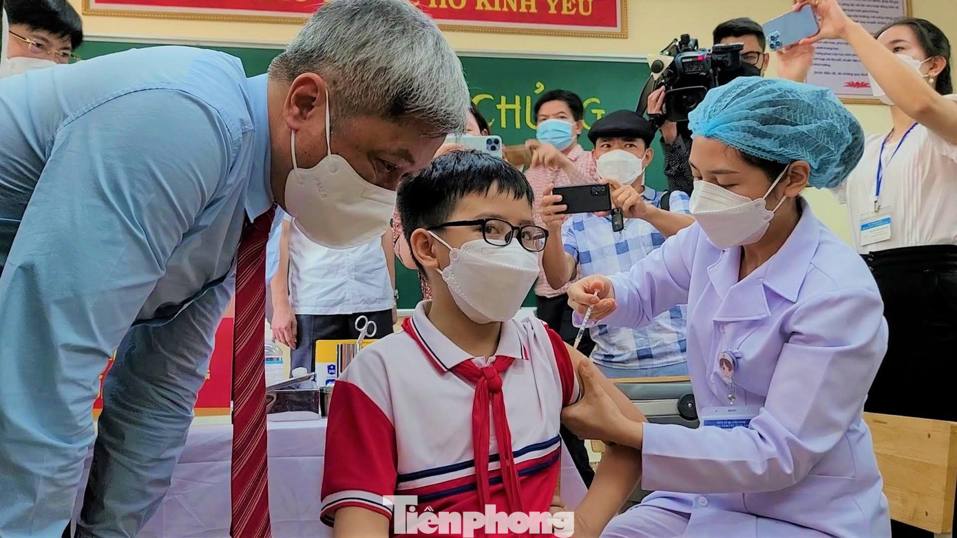 Thứ trưởng Bộ Y tế, Nguyễn Trường Sơn trực tiếp động viên em học sinh đầu tiên tiêm vắc xin trong buổi sáng nay.