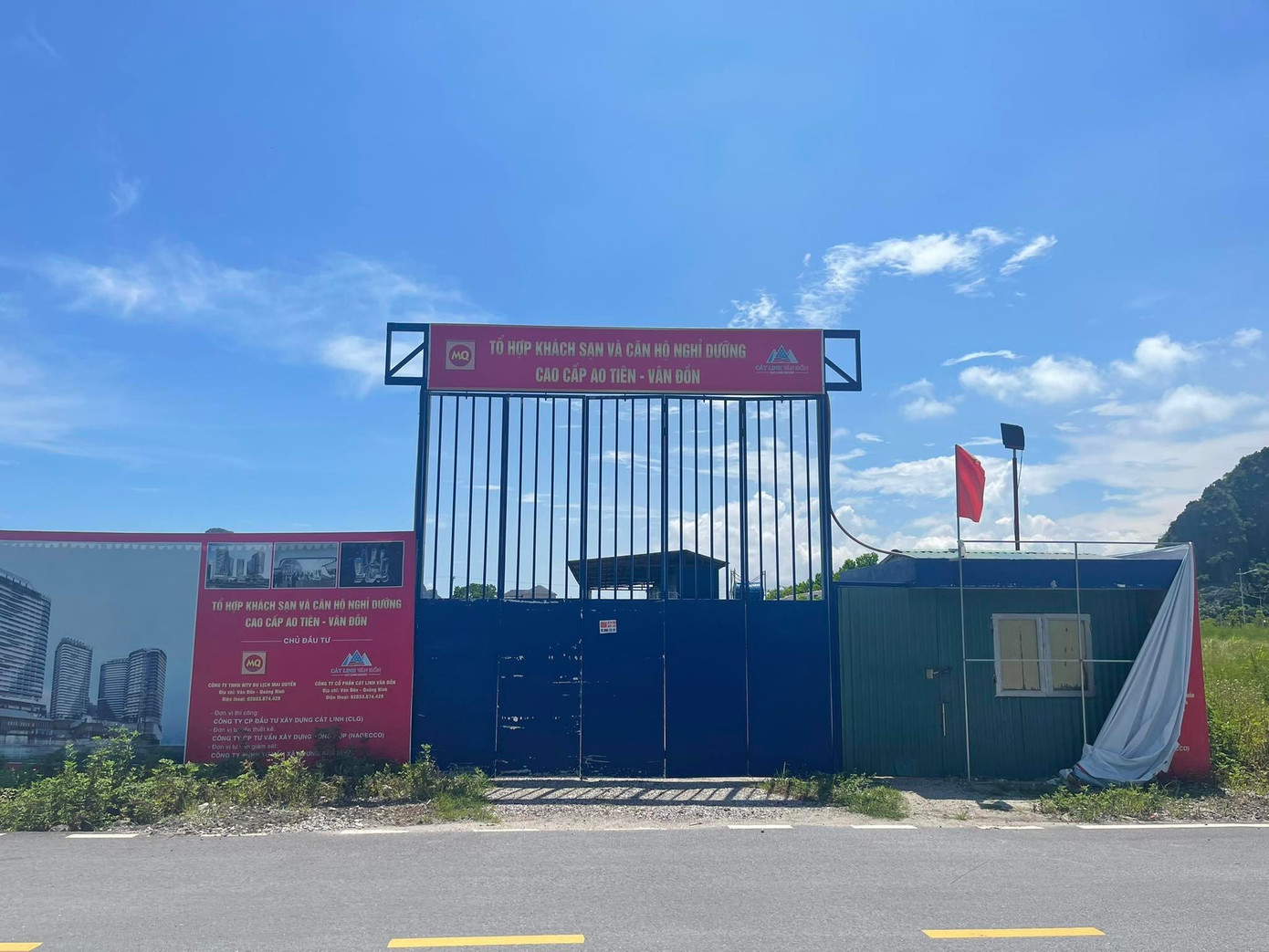 Phía bên ngoài, sát với đường bao biển, dự án Ao Tiên treo một số thông tin liên quan và ảnh phối cảnh dự án.