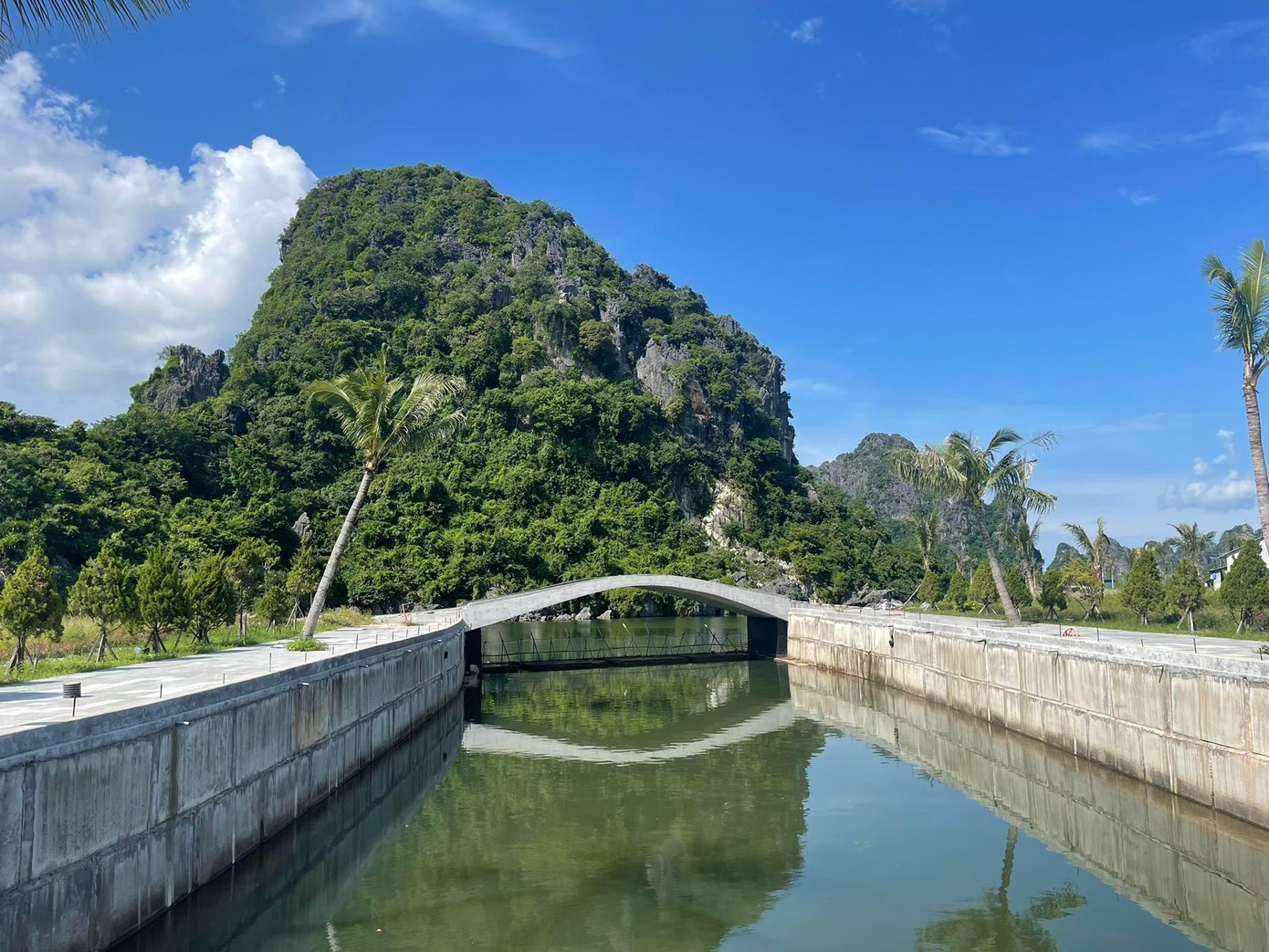 Hiện trạng của ngọn núi đã được xây dựng hệ thống bờ kè xung quanh để làm hồ điều hoà.