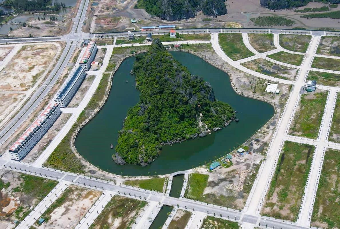 "Hòn non bộ" mà mạng xã hội chia sẻ nhiều ngày nay nằm trong Dự án Ao Tiên ở huyện Vân Đồn, Quảng Ninh.