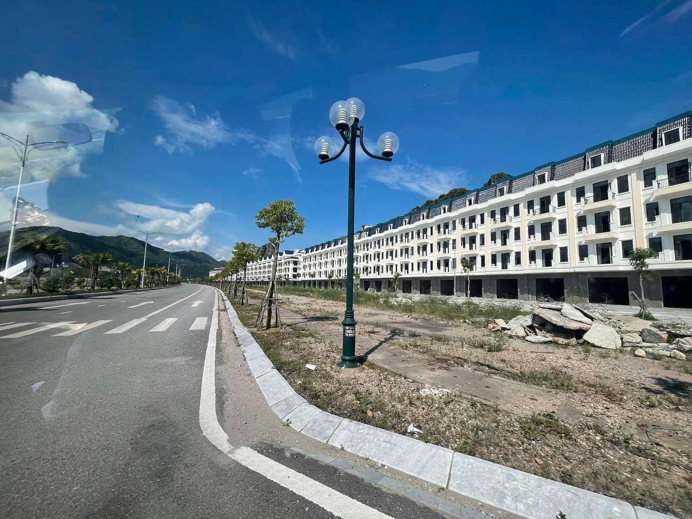 Tại khu đô thị này, UBND tỉnh Quảng Ninh đã xúc tiến, kêu gọi đầu tư được 2 công trình tổ hợp khách sạn, du lịch thương mại đạt tiêu chuẩn 5 sao theo đúng quy hoạch được duyệt.