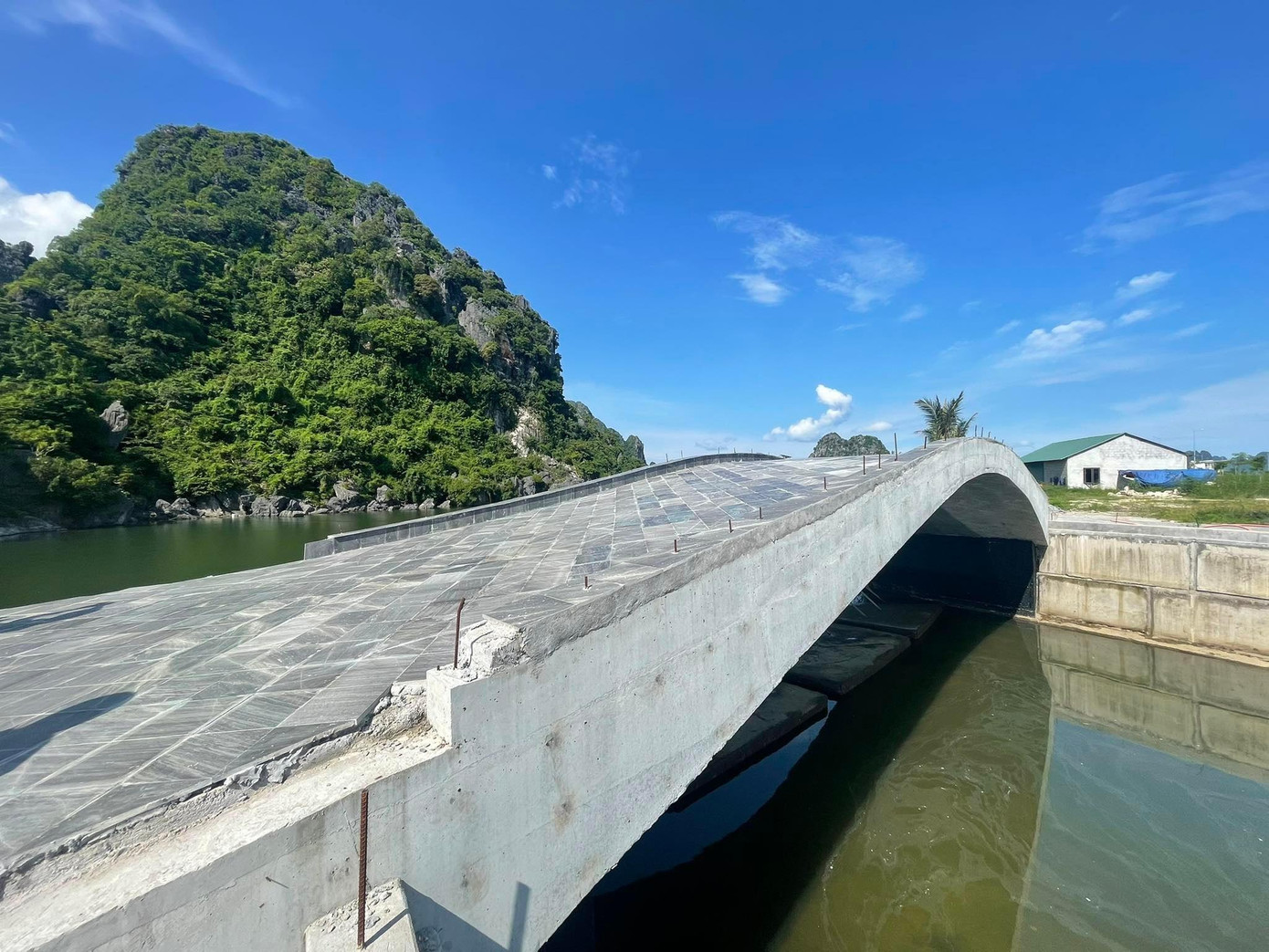 Hồ điều hoà xung quanh ngọn núi có hệ thống đường nước thông ra biển, diện tích hồ điều hoà, công viên khoảng 18ha