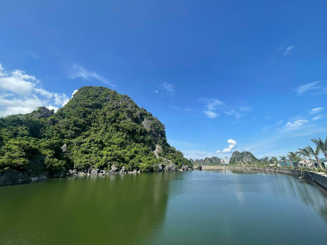 Theo Ban Quản lý Khu kinh tế Vân Đồn, Dự án Khu đô thị mới Ao Tiên được UBND tỉnh Quảng Ninh giao cho nhà đầu tư triển khai đầu tư xây dựng từ năm 2004. Đến nay, dự án đã cơ bản hoàn thành và đã được cấp giấy chứng nhận quyền sử dụng đất.