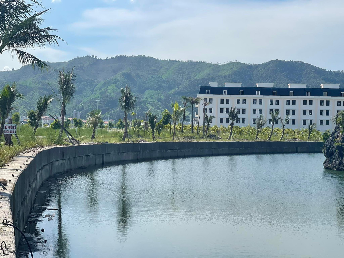 Khu vực được cho là "hòn non bộ" nằm giữa khu đô thị là một ngọn núi đá có tên là Hòn Núi Dê.