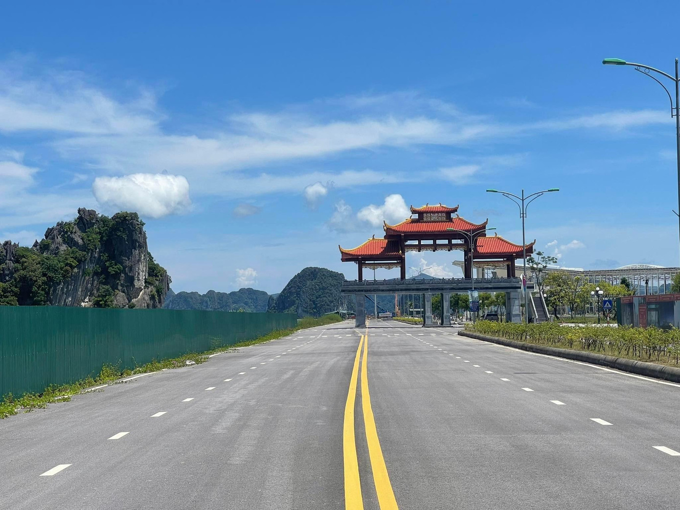 Cổng vào khu dự án cũng được xây dựng hoành tráng.