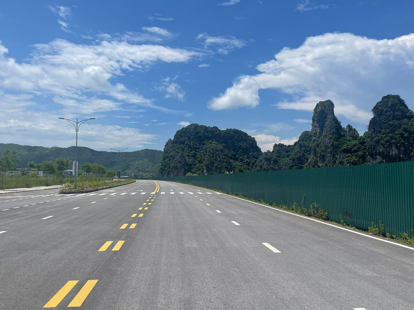 Hai dự án Ao Tiên và HDMon được ngăn cách nhau bằng hàng rào tôn màu xanh.