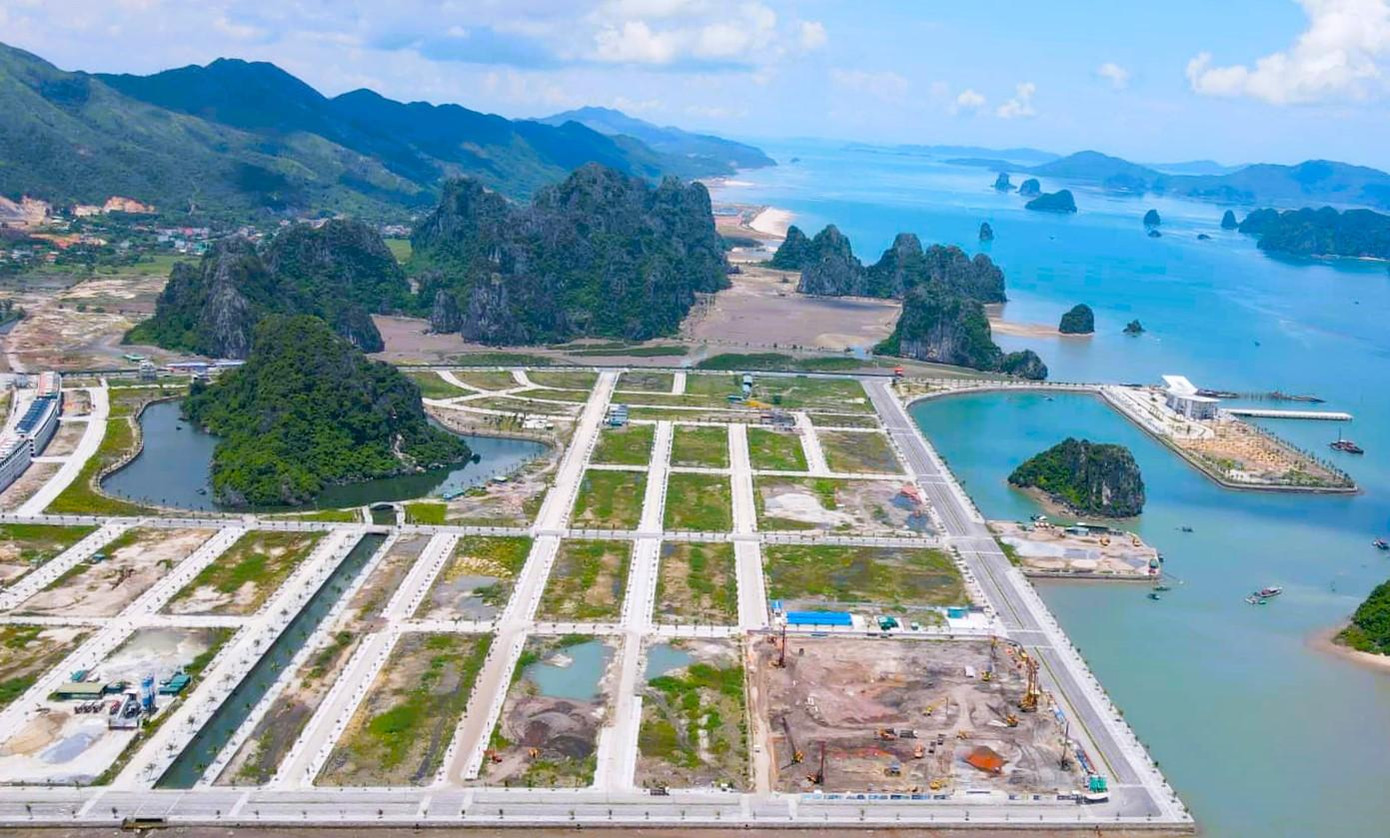 Khu vực Ao Tiên trước đây vốn là khu vực sình lầy, hoang hoá. Những năm qua khu vực này đã được tỉnh kêu gọi đầu tư hạ tầng để phục vụ cho phát triển của Khu kinh tế Vân Đồn.