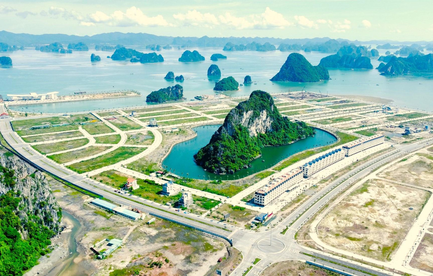 Quy hoạch Khu vực Ao Tiên, huyện Vân Đồn được Thủ tướng Chính phủ phê duyệt tại Quyết định số 1296/QĐ-TTg ngày 19/8/2009 và phê duyệt điều chỉnh tại Quyết định số 266/QĐ-TTg ngày 17/2/2020. Quy hoạch Khu vực Ao Tiên, huyện Vân Đồn được Thủ tướng Chính phủ phê duyệt tại Quyết định số 1296/QĐ-TTg ngày 19/8/2009 và phê duyệt điều chỉnh tại Quyết định số 266/QĐ-TTg ngày 17/2/2020.