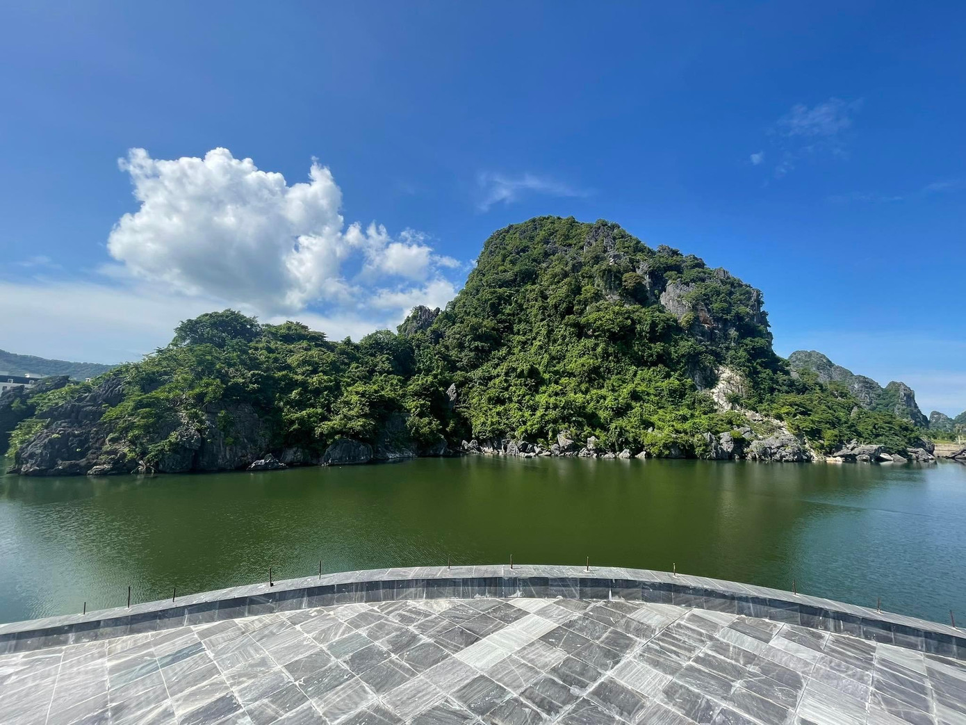 Bao gồm, tổ hợp du lịch, nghỉ dưỡng và giải trí Crystal Holidays Harbour Vân Đồn với diện tích 2,6 ha, tổng vốn đầu tư 3.612 tỷ đồng. Tổ hợp khách sạn và căn hộ nghỉ dưỡng cao cấp Ao Tiên - Cát Linh Vân Đồn với diện tích 2,3 ha, tổng vốn đầu tư 3.910 tỷ đồng.