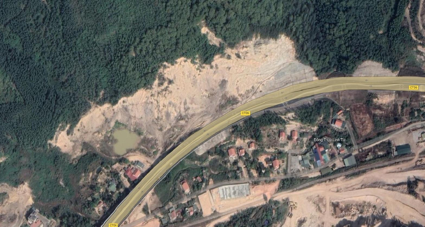 Khu vực Cầu Trắng bị khai thác đất trái phép nhiều năm trở lại đây. (Ảnh chụp từ Google Map) Khu vực Cầu Trắng bị khai thác đất trái phép nhiều năm trở lại đây. (Ảnh chụp từ Google Map)