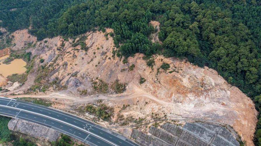 Khu vực bị khai thác đất nằm sát bên cao tốc Hạ Long - Móng Cái. Khu vực bị khai thác đất nằm sát bên cao tốc Hạ Long - Móng Cái.