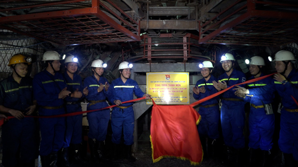 Gắn biển công trình Lắp đặt Hệ thống tời cáp treo chở người. Gắn biển công trình Lắp đặt Hệ thống tời cáp treo chở người.