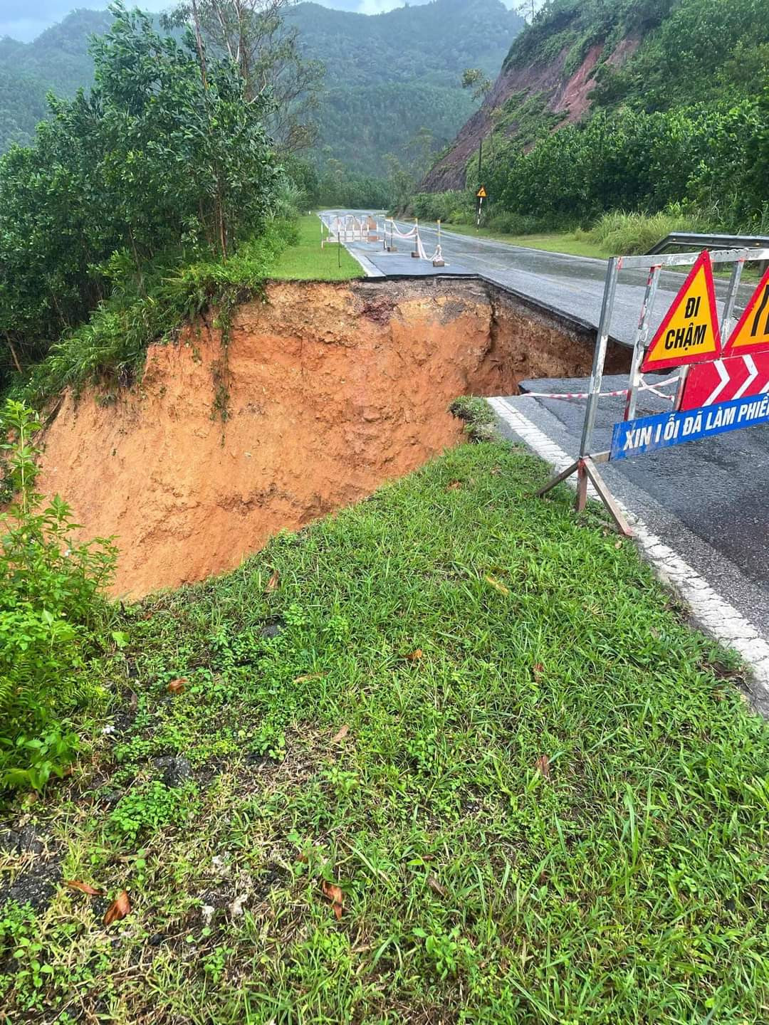 Phần mái taluy âm bị sạt khiến quốc lộ 18B bị chia cắt hoàn toàn. Phần mái taluy âm bị sạt khiến quốc lộ 18B bị chia cắt hoàn toàn.