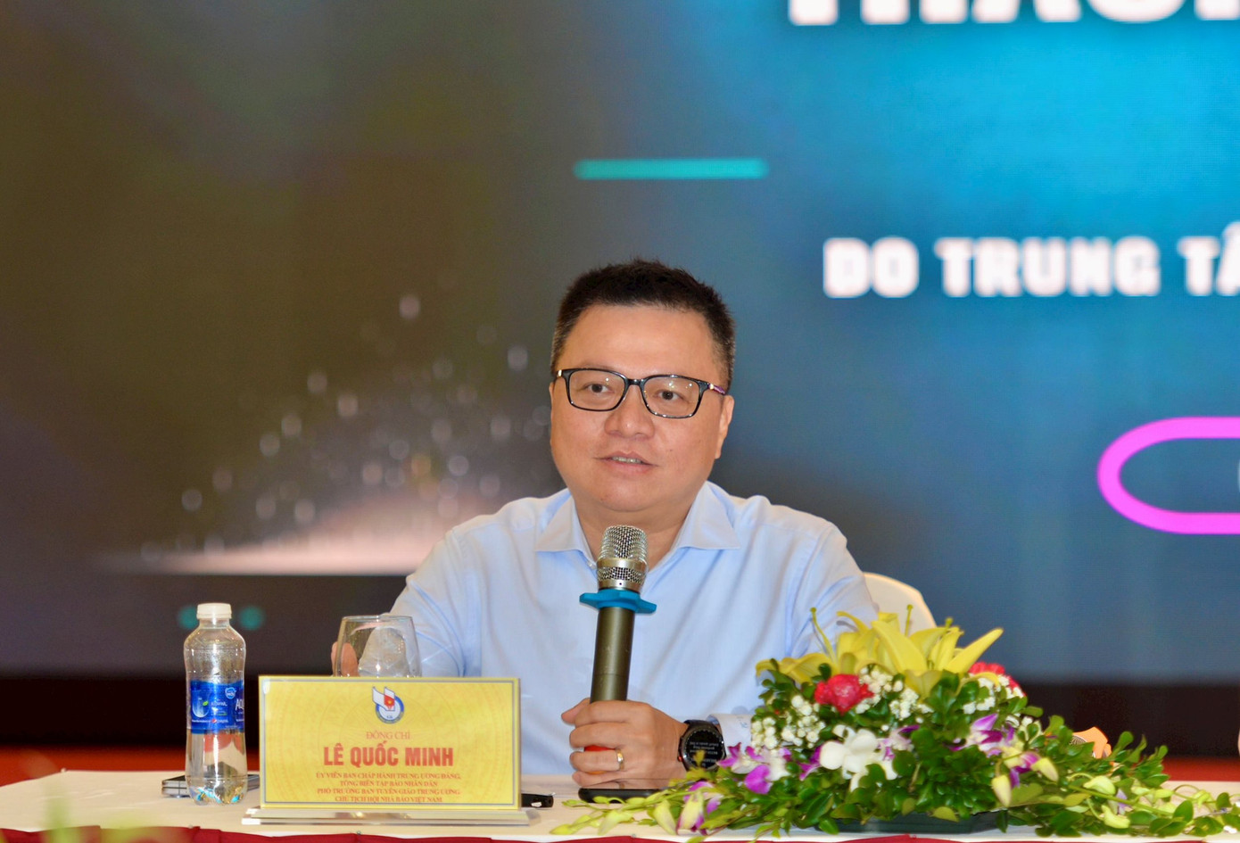 Nhà báo Lê Quốc Minh, Ủy viên Trung ương Đảng, Phó Trưởng ban Tuyên giáo Trung ương, Tổng Biên tập Báo Nhân dân, Chủ tịch Hội Nhà báo Việt Nam phát biểu tại hội thảo. Nhà báo Lê Quốc Minh, Ủy viên Trung ương Đảng, Phó Trưởng ban Tuyên giáo Trung ương, Tổng Biên tập Báo Nhân dân, Chủ tịch Hội Nhà báo Việt Nam phát biểu tại hội thảo.